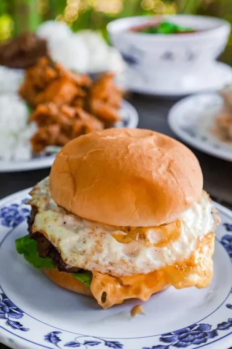 目玉焼きとチーズのバーガー